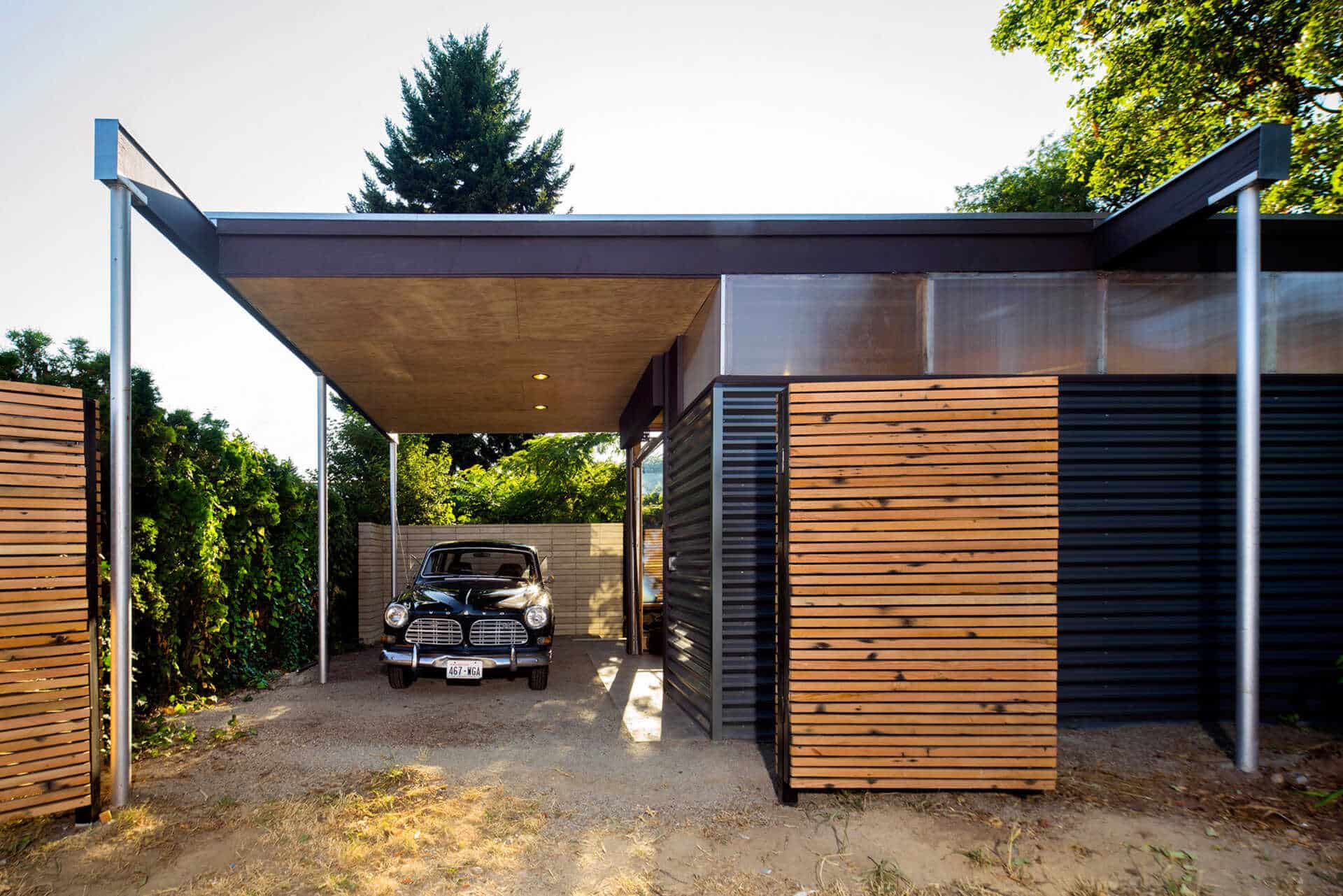 يؤدي امتداد سقف الجناح إلى إنشاء مساحة عمل محمية ومرآب مع الحفاظ على المساحة الصغيرة.