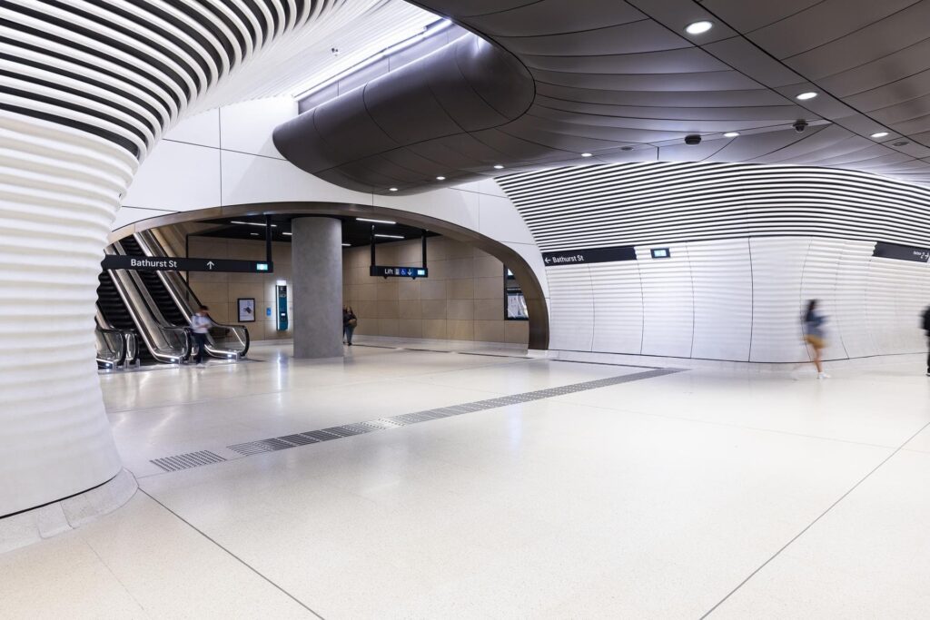 مدخل محطة تحت الأرض بإضاءة طبيعية ومجسم فني خزفي نابض بالألوان.