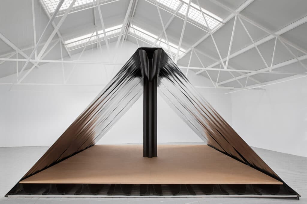 تفاصيل الطيات الهندسية والمواد الخفيفة تظهر خفة المبنى