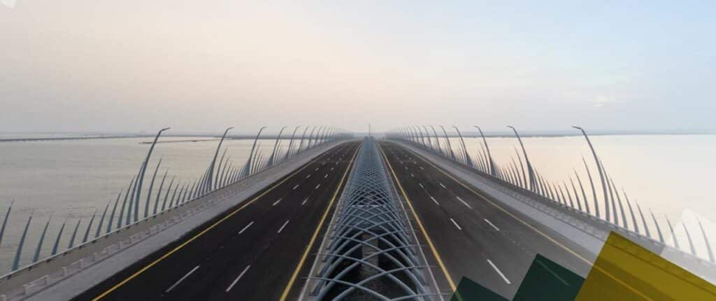 مسار ممتد بين أفق البحر والسماء، بتصميم فولاذي يُشعِر بالانسيابية والهدوء في رحلة الصباح.