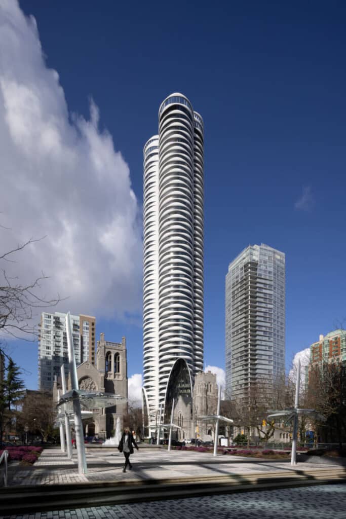 برج سكني مزدوج منحوت، كنيسة تاريخية قديمة، أفق المدينة، سماء زرقاء مشرقة.