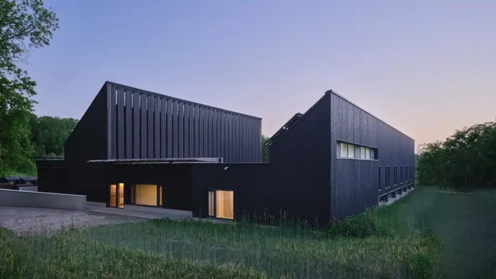 نوافذ clerestory تسمح بدخول الضوء وتخلق اتصال دائم مع الطبيعة