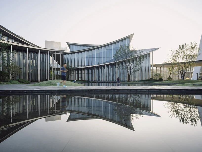 The museum&rsquo;s glass and warm-toned steel fa&ccedil;ade reflecting the surrounding water and sky