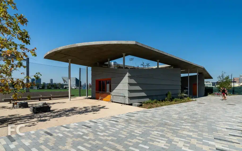 منظر نهاري لحديقة غانسيفورت يُظهر الدمج بين المسطحات الخضراء والعناصر الخرسانية.