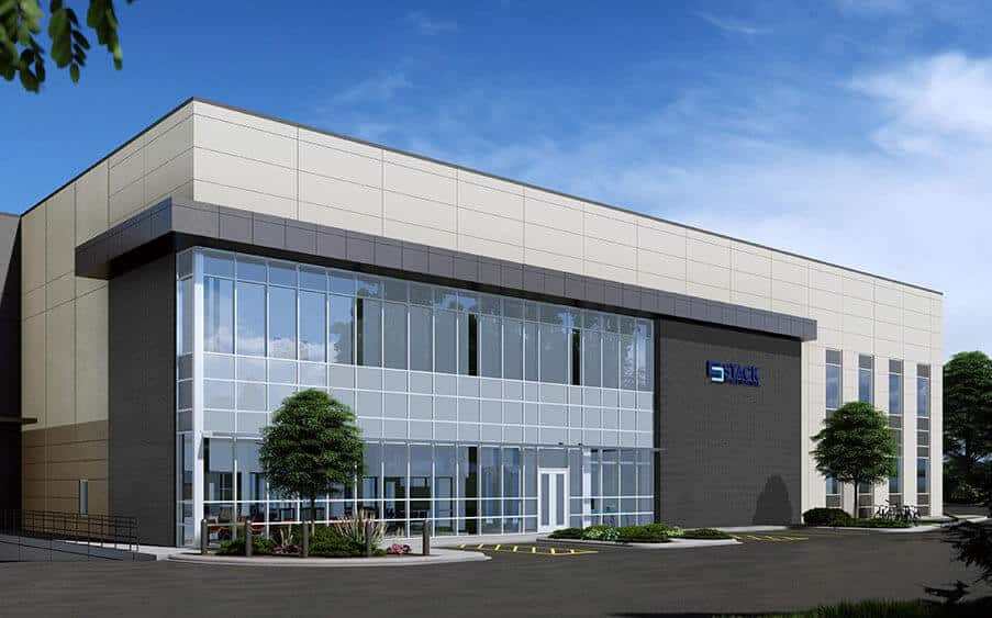 واجهة صناعية نظيفة لمركز بيانات حديث تظهر الانسيابية والوظيفة.