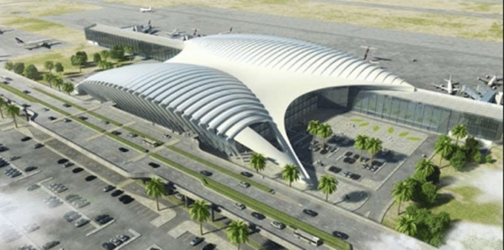 تصميم مطار جازان الدولي سقف منحني أبيض يغطي الصالة، مع مواقف سيارات ونخيل حوله.