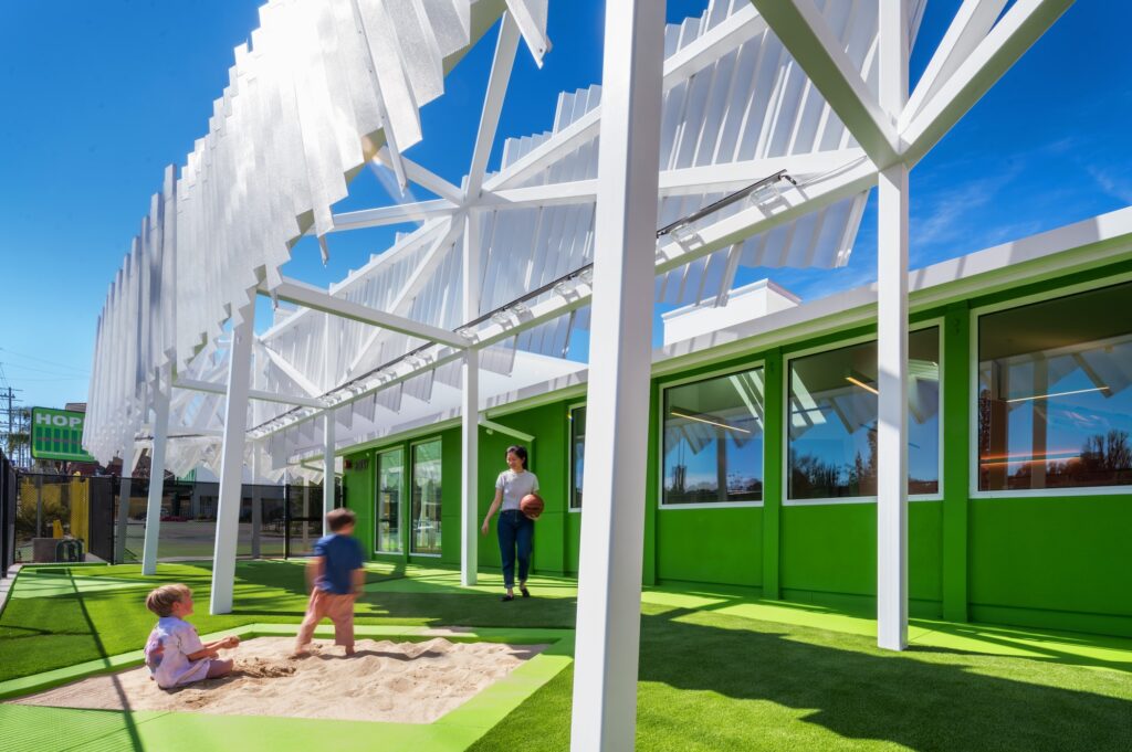 فصول مشرقة مع مناور تضيف ضوء النهار وتحفّز التعلم