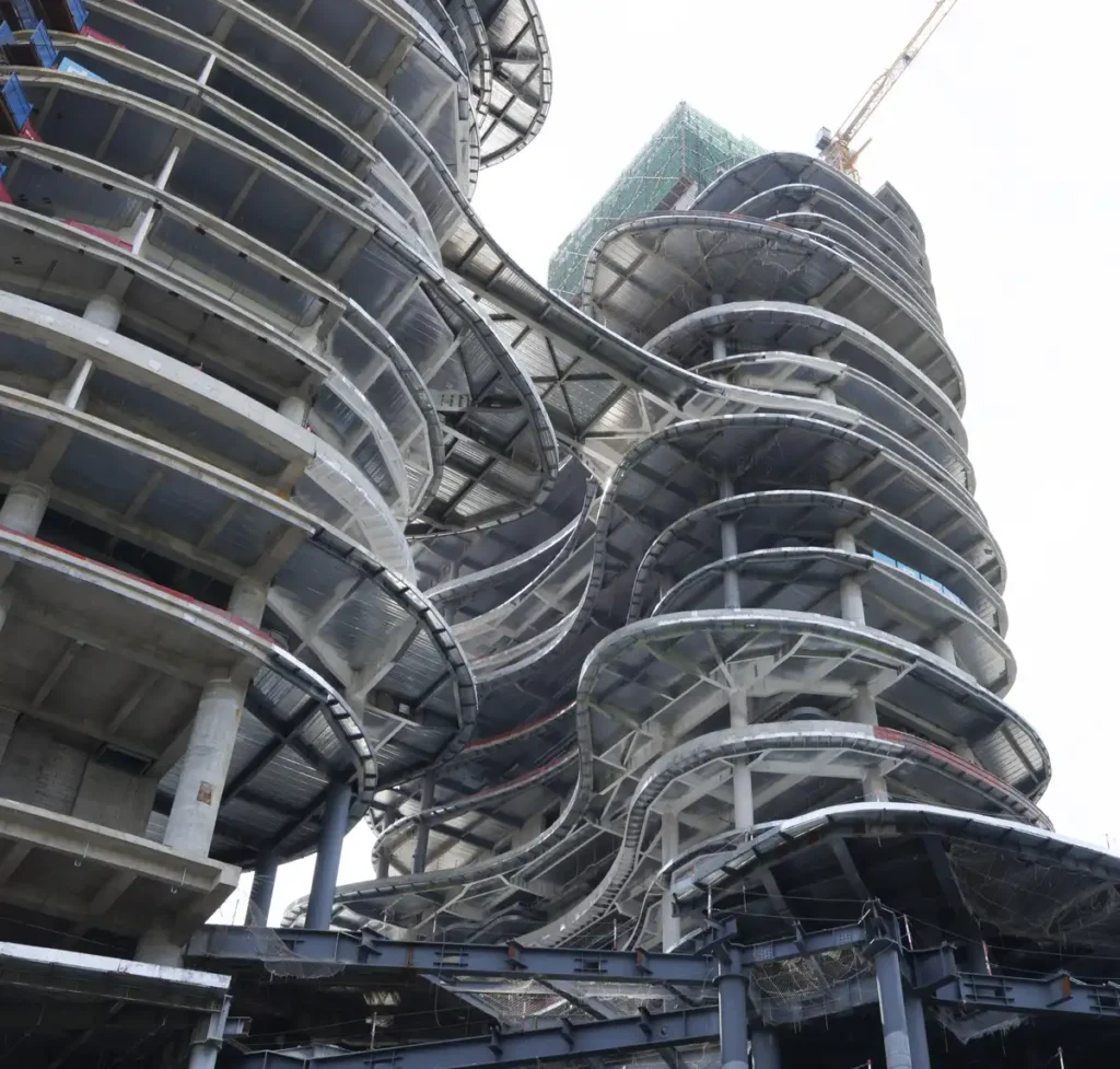 مشهد أثناء مرحلة الإنشاء يوضح التكوين الطبقي والهيكل الدائري للمبنى