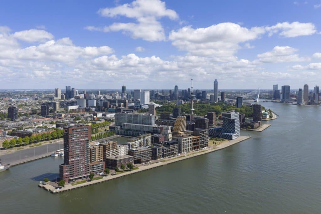 بانوراما أفق روتردام من الجو، يبرز فيها التكتل العمراني الجديد والمشهد النهري الممتد.