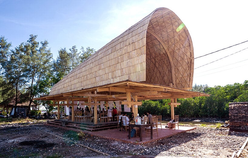 تفاصيل الهيكل الإنشائي للجناح، مع عوارض خيزران مضغوطة ومُعالجة توفر الصلابة والاستدامة.