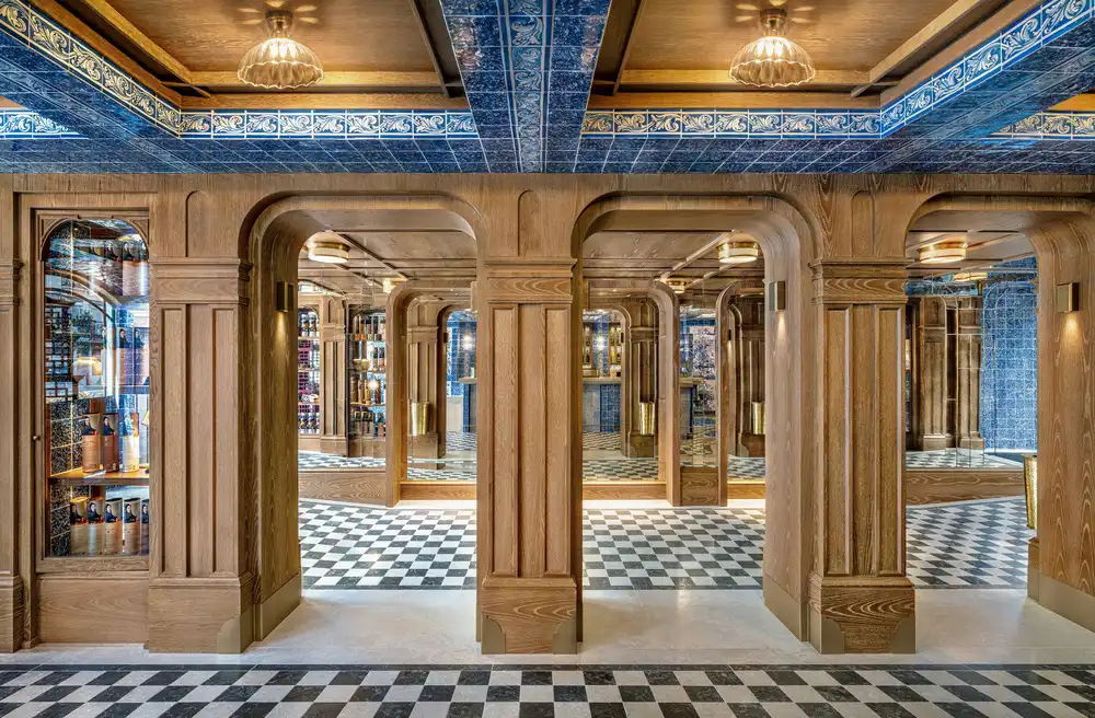 Wooden columns, checkered floor, and azulejo ceiling in Past&eacute;is de Bel&eacute;m&rsquo;s expansion.
