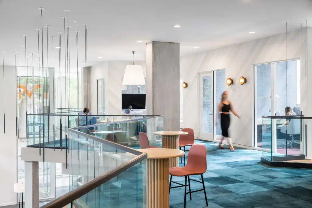 واجهة المشروع مع لوحات خارجية متعددة الأوجه تعكس لغة زاويّة داخلية وخارجية.