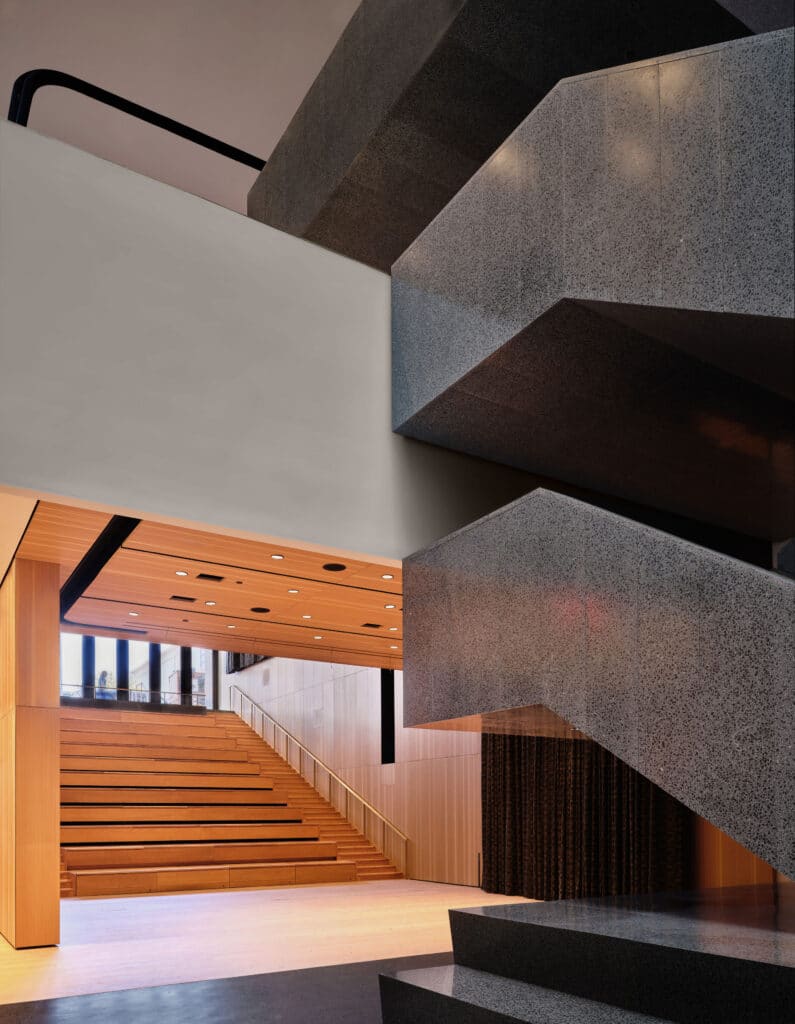 المدخل الرئيسي والسلالم الكبيرة في متحف ستوديو هارلم، مع مسارات بصرية واضحة.