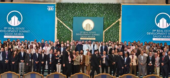 واجهات المباني الزجاجية المعروضة في القمة، تعكس استخدام مواد مستدامة وتقنيات عزل حديثة.