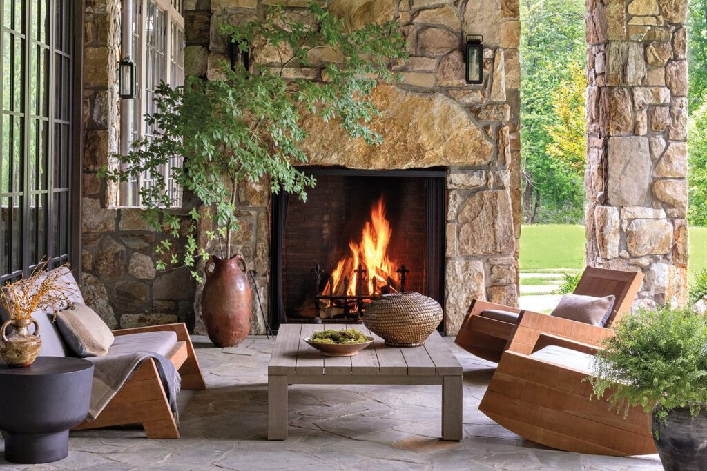 كوخ خشبي بأرضيات طبيعية يرحب بالزائر بإضاءة دافئة