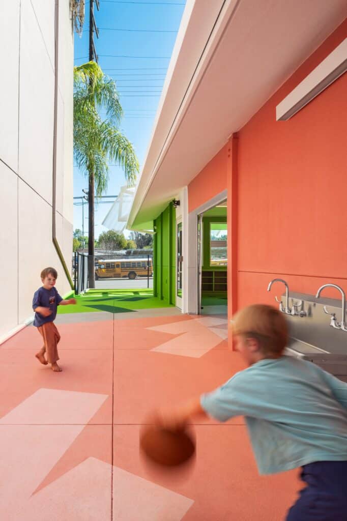 قلب المركز الداخلي مضاء بمناور تضيف ضوء النهار الطبيعي