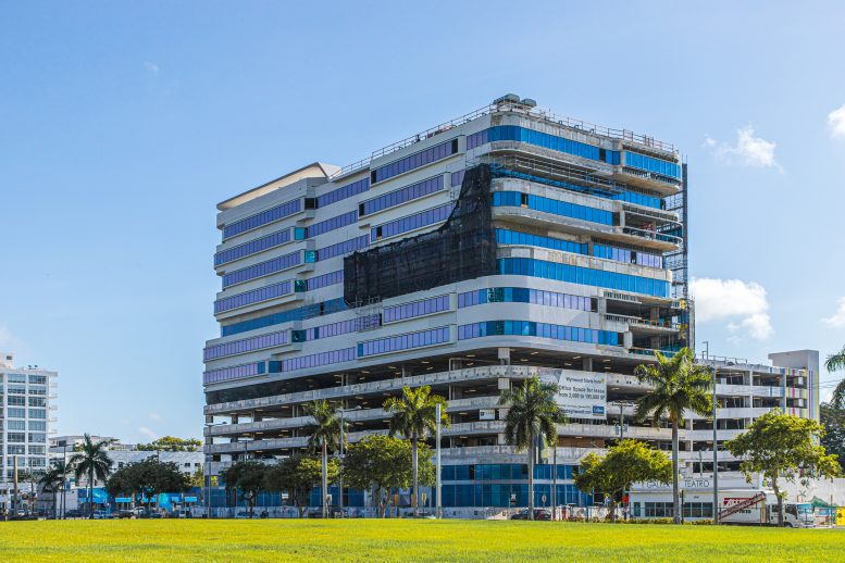 Documentary photo showing fa&ccedil;ade details of &ldquo;The New Face of Wynwood&rdquo; during installation and finishing stages.