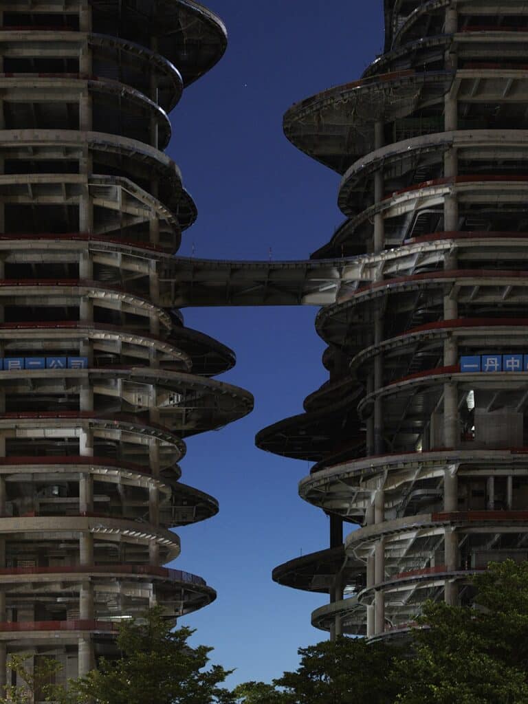 الواجهة الخارجية لمركز ييدان شنتشن بتكوينها المتدرج والمواد العاكسة للضوء.