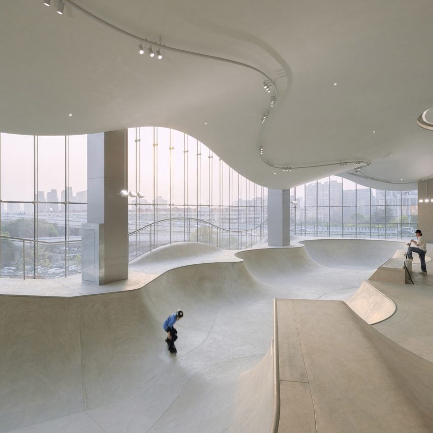 منظر بانورامي للسكيتبارك الداخلي يظهر تفاعل المساحة مع المدينة المحيطة.