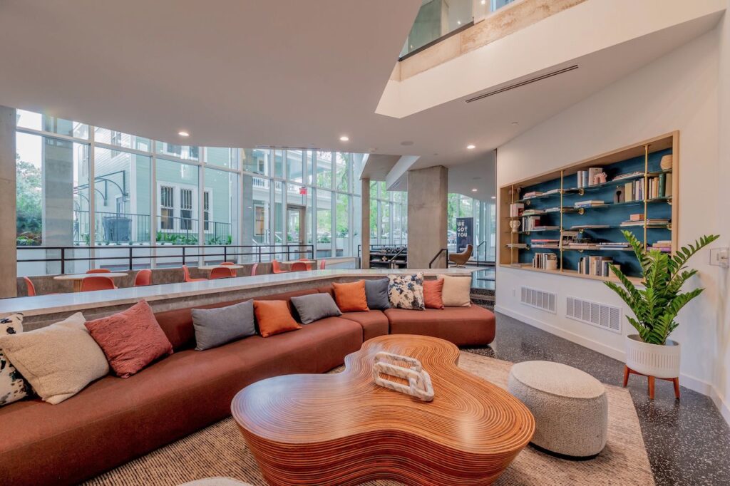 تصميم داخلي لمساحات مشتركة مرنة لدراسة الطلاب والاستراحة.