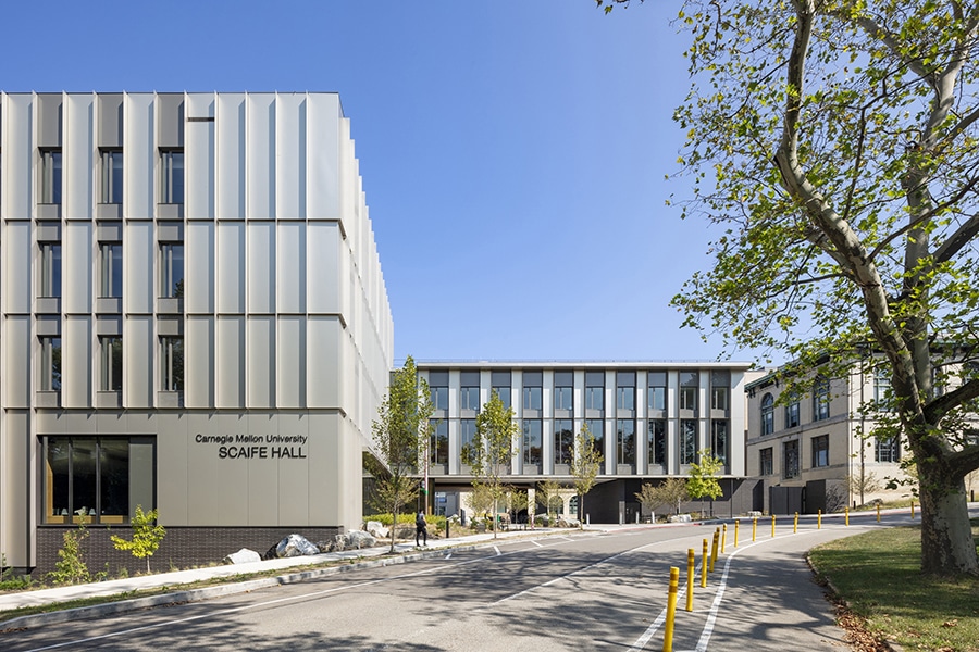 فضاء داخلي مفتوح في Scaife Hall، يحتوي مقهى ومساحات تعاون ومصعد ضمن مصعد شفاف