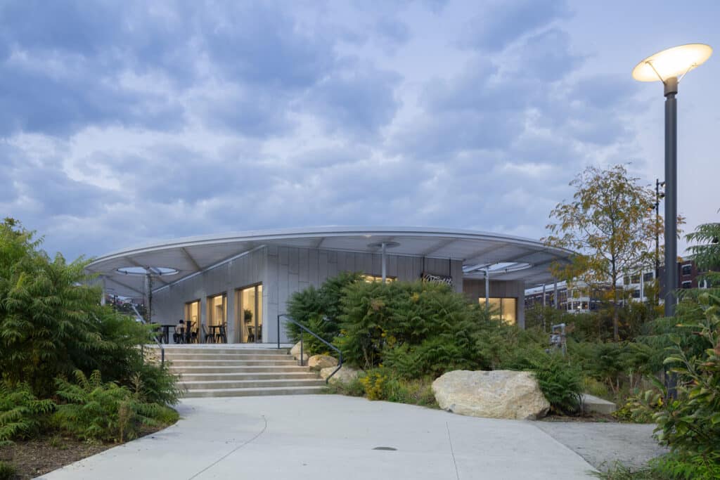 مشهد واسع لجناح ريسيليانس في أعلى نقطة من الحديقة محاط بالممرات والمساحات الخضراء.