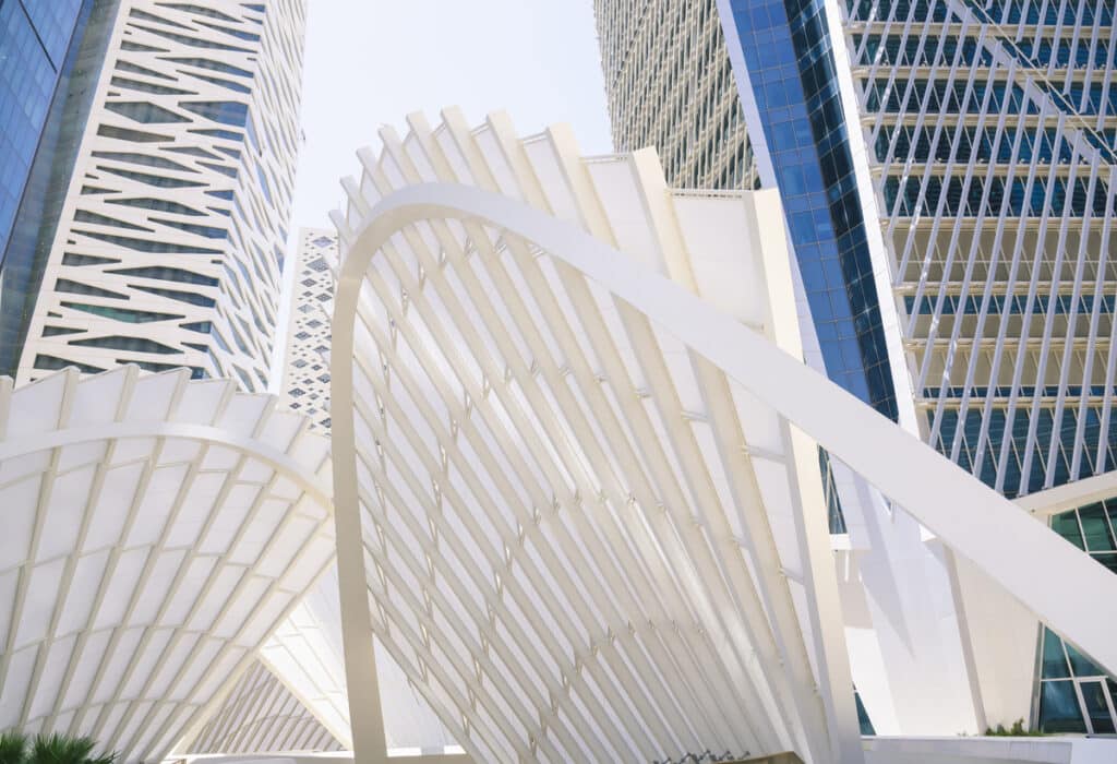 أفق مركز الملك عبد الله المالي بالرياض، يعكس البيئة الحضرية التي يحتضنها المعرض.