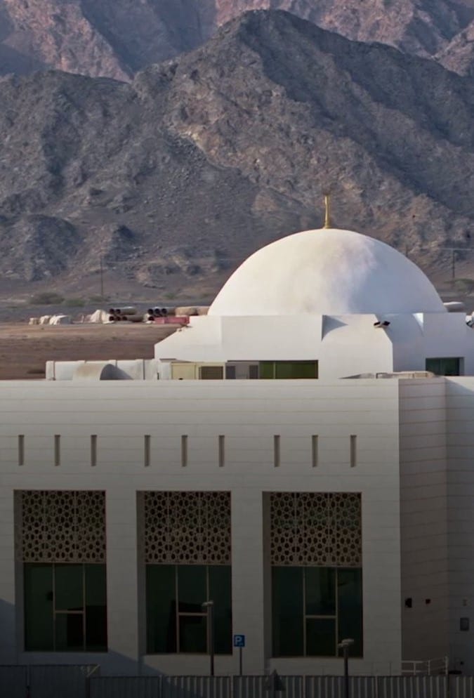 مساحة الصلاة الداخلية مع تصميم يسمح بتوزيع الضوء والظل بشكل متناسق.