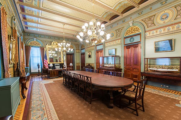 تفاصيل الزخارف والتموجات تضيف عمقًا بصريًا لتجربة الزائر