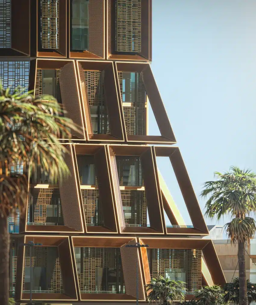 منظر قريب لواجهة برج حديث في الرياض يظهر التفاصيل الدقيقة للهيكل والتصميم.