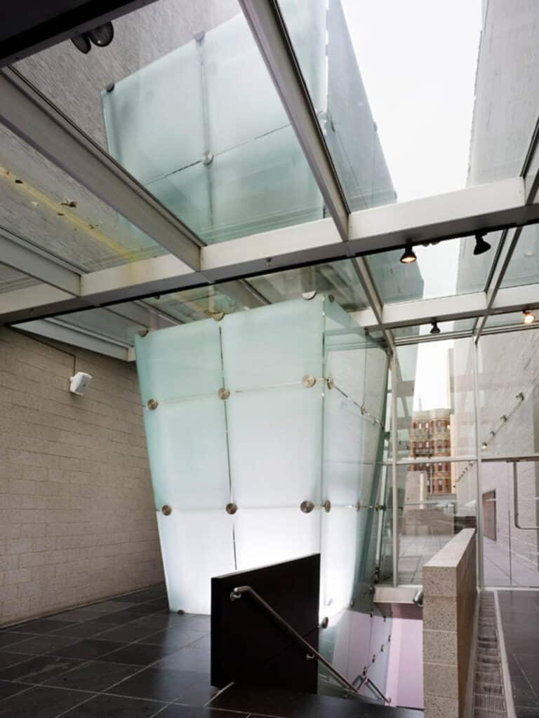 المدخل الجانبي ومساحات استقبال الزوار، مع تصميم مرن للممرات الداخلية.