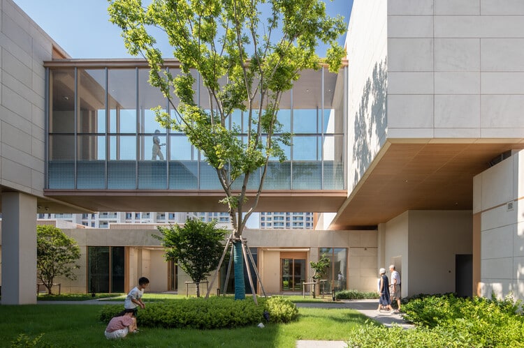 مجموعة مبانٍ مترابطة مع ممرات علوية وأرضية، توضح شبكة الحركة والتفاعل بين السكان والزوار.