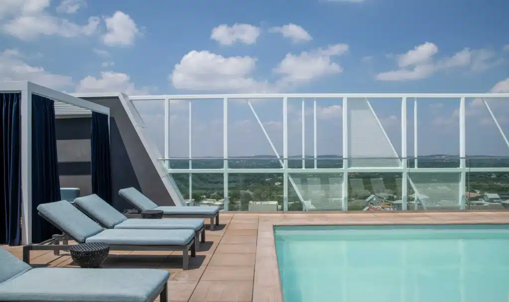 تُبرز الصورة كيف تم دمج المساحات الخارجية والسطح لتعزيز تجربة الحياة الجامعية.