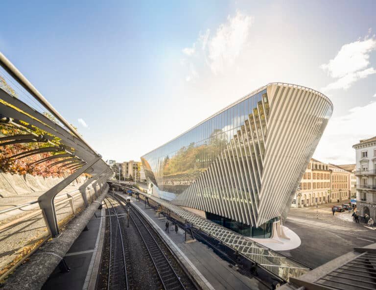 هاوس زوم فالكن حوار بين الحجر والزجاج في قلب زوريخ