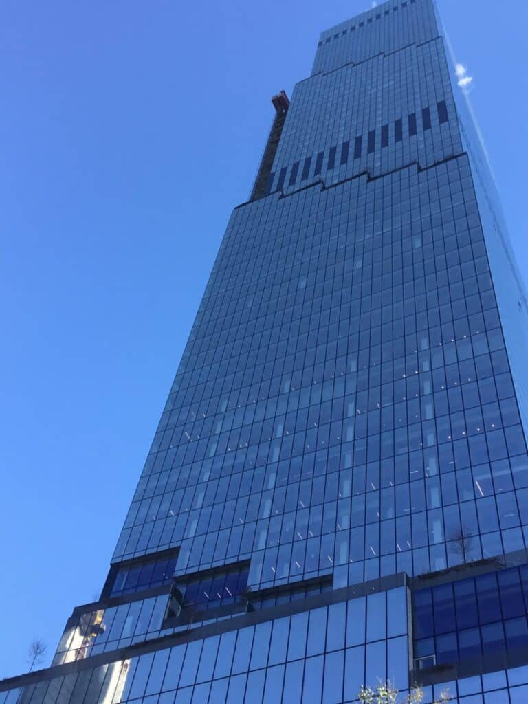 لقطة من أسفل لبرج ذا سبايرل بواجهة زجاجية متدرجة.