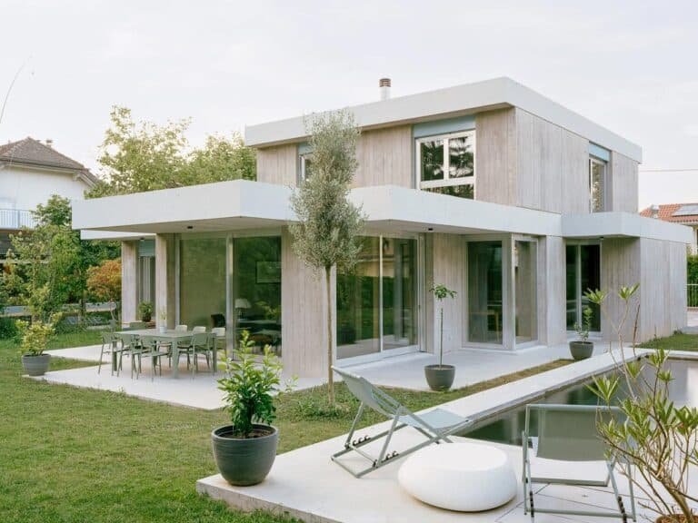 Exterior view of Lacroix Chessex Architectes villa in Pregny-Chambésy with Brutalist concrete facade