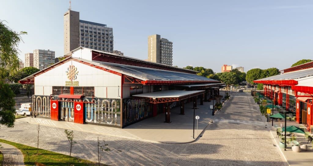 Facade of the Amazon Museum featuring a large snake mural by 16 artists, highlighting Amazonian cultural mythology.