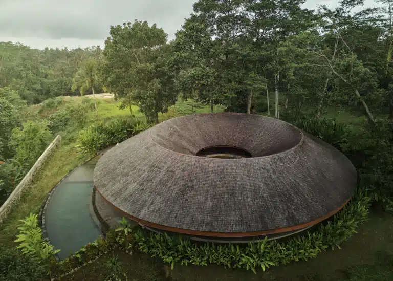 Villa Omah Prana explores a courtyard-centered residential model in Payangan