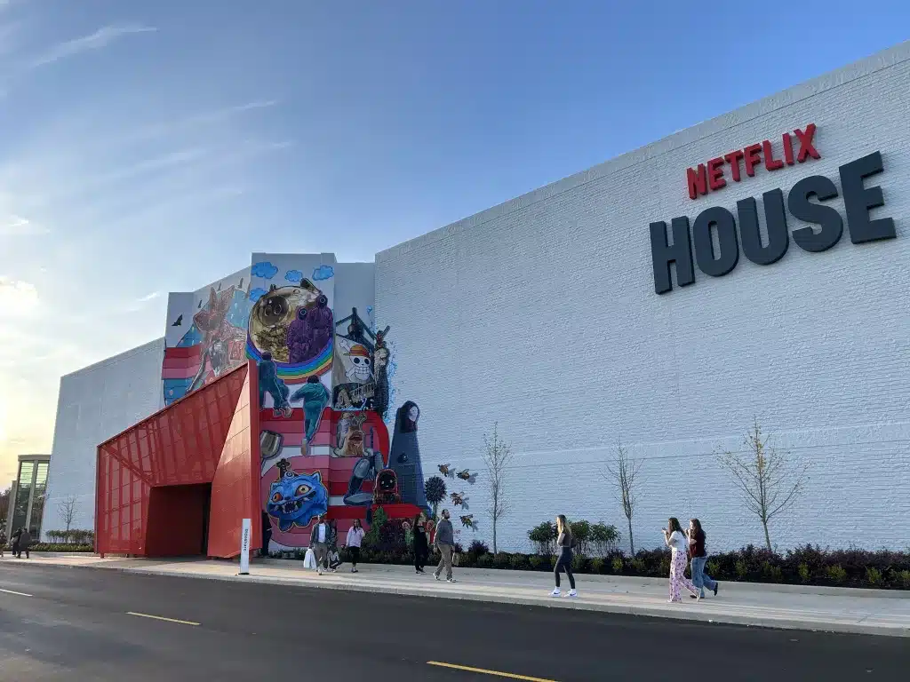 Netflix House facade with a high perimeter wall and vibrant colors reflecting its visual identity.