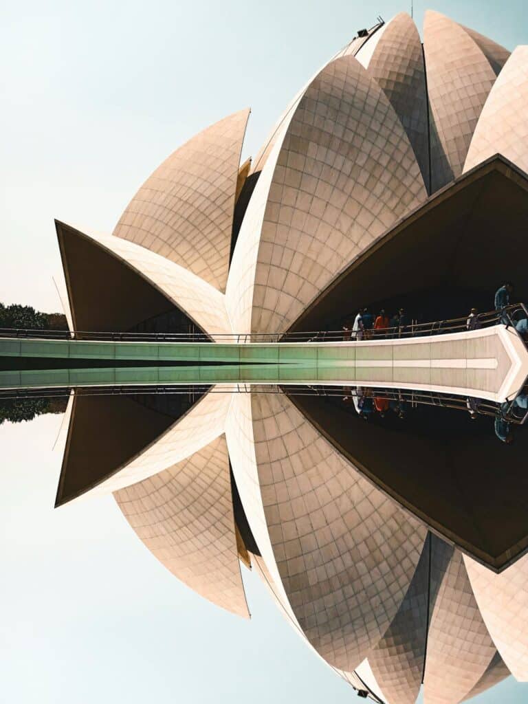 انعكاس متماثل لمعبد اللوتس على سطح الماء