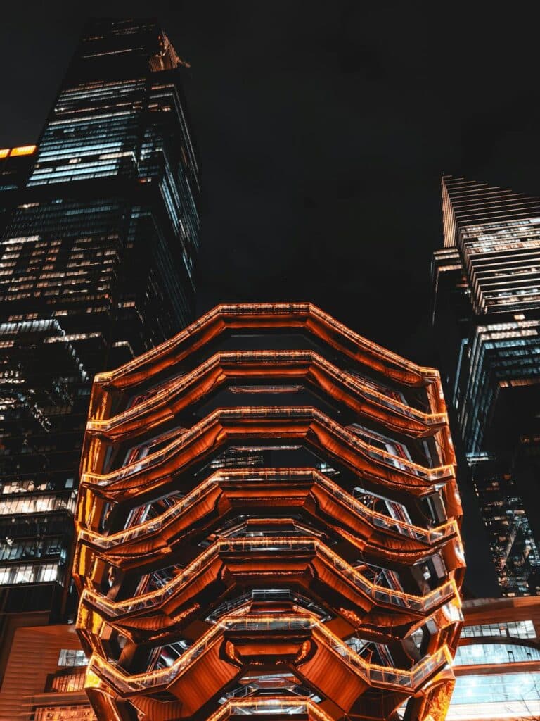 لقطة مقربة لهيكل السفينة يتوهج بإنارة داخلية مقابل أفق المدينة المظلم.