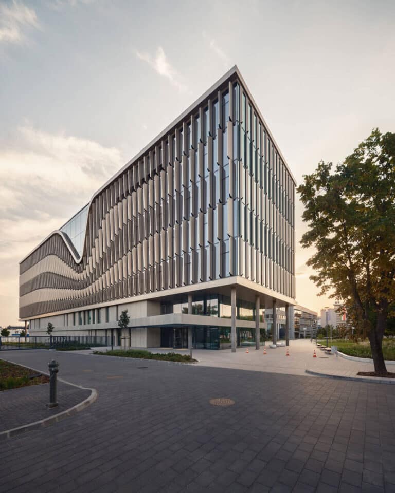 The New Glass Headquarters: A Journey Between Science and Nature in the Administrative Center