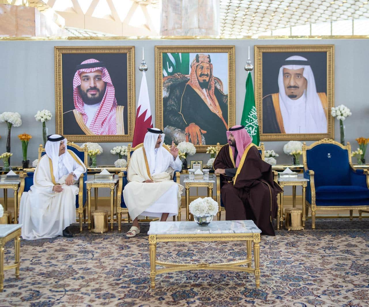 Image documenting the meeting between Saudi and Qatari leaders to sign the High-Speed Electric Rail Link agreement between the two countries, confirming regional connectivity.