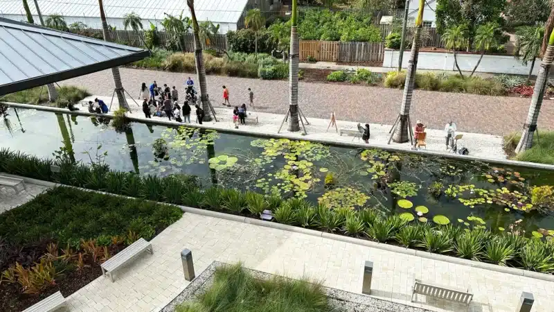 لوحة شمسية ضخمة تغطي مرفق الوصول، تمنح الزوار شعورًا بالطاقة المستدامة.