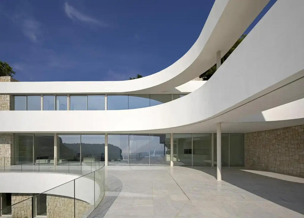 تراسات بيضاء منحنية تلامس السماء وتندمج مع أفق البحر