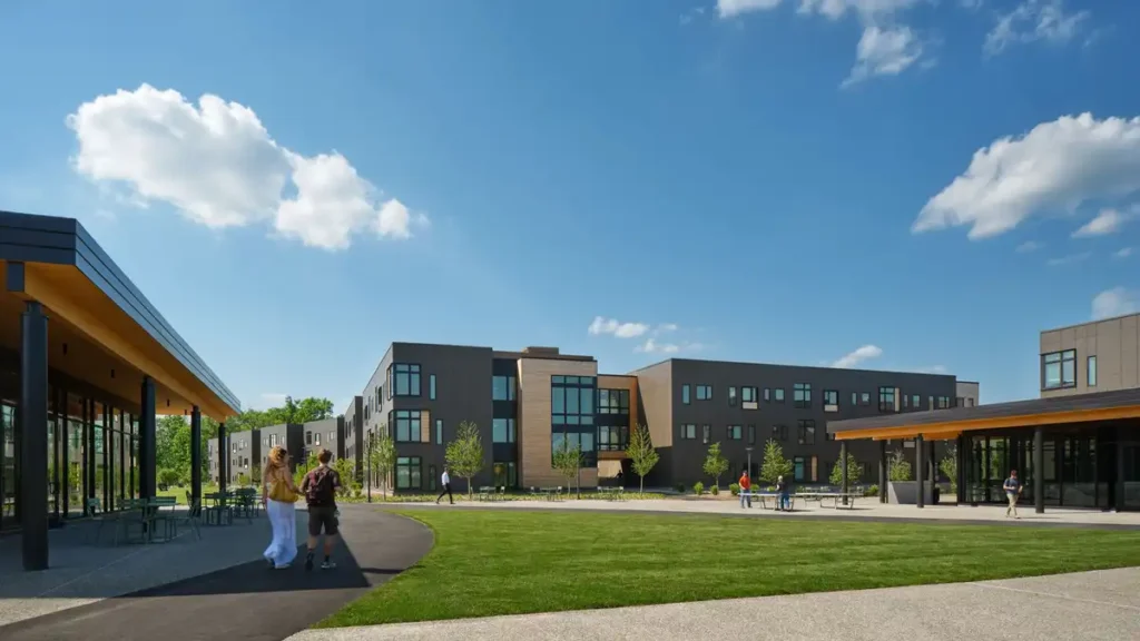 ممرات مظللة تؤدي للمساحات الخضراء تحت سماء زرقاء صافية.