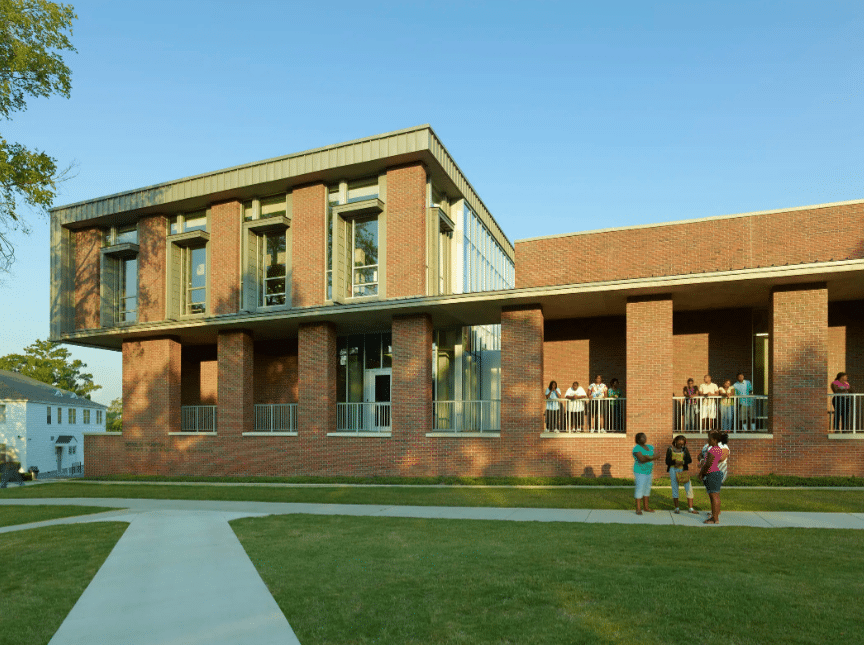 مركز بيني جي. طومسون الأكاديمي والبحثي في كلية توغالو، يبرز تصميمه الكلاسيكي المصنوع من الطوب الأحمر لخدمة العمارة كخدمة مجتمعية في التعليم.