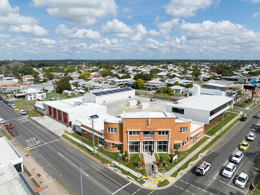 صورة جوية ل محطة إطفاء خشبية ضخمة في ماريبرو، تُظهر أحجامها الحديثة البيضاء مقابل واجهة الطوب المحفوظة من عام 1951.