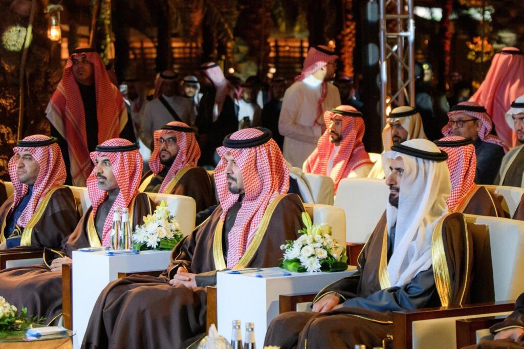 كبار الشخصيات يجلسون في حفل الإطلاق الرسمي لمشروع بستان المستظل وحدائق السيرة في المدينة المنورة، ترويجاً لمبادرات رؤية 2030.