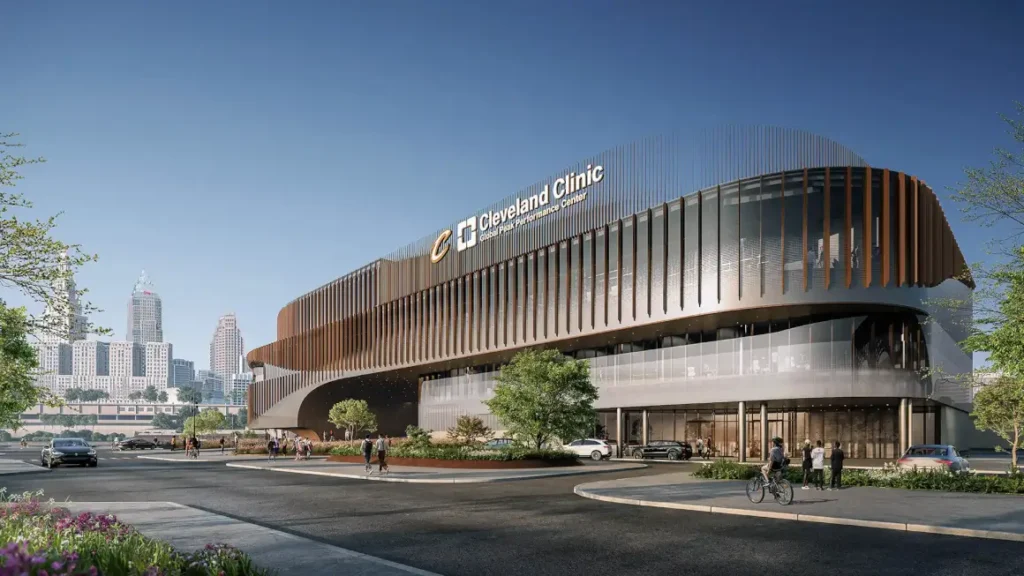 منظر من مستوى الشارع يبرز انحناءات الألواح النحاسية والزجاج الشفاف في الواجهة الأمامية.